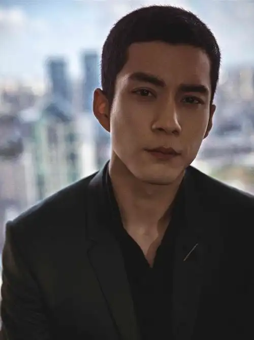 板寸头是指所有头发长度在1cm左右的发型,头型比较圆,头比较大,头发