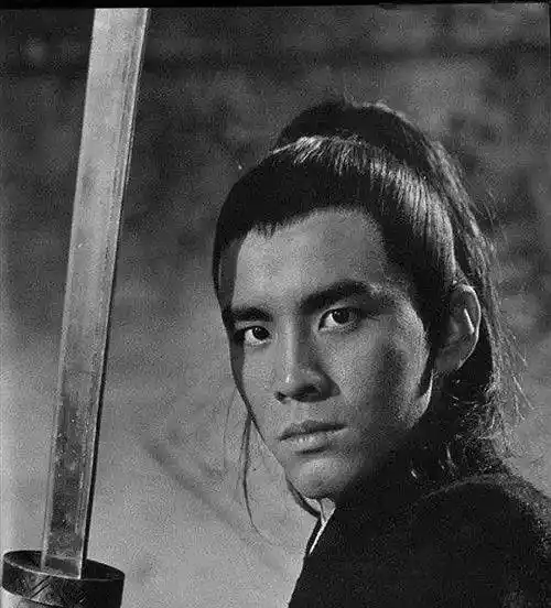 他是香港70年代武打巨星,年轻时潇洒,对发妻却不离不弃四十年_狄龙