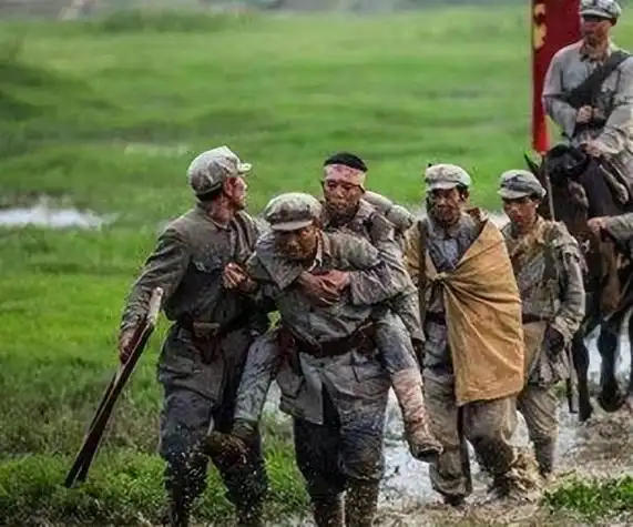 红军二万五千里长征绝对是人类战争史上的奇迹,红军爬雪山过草地,在