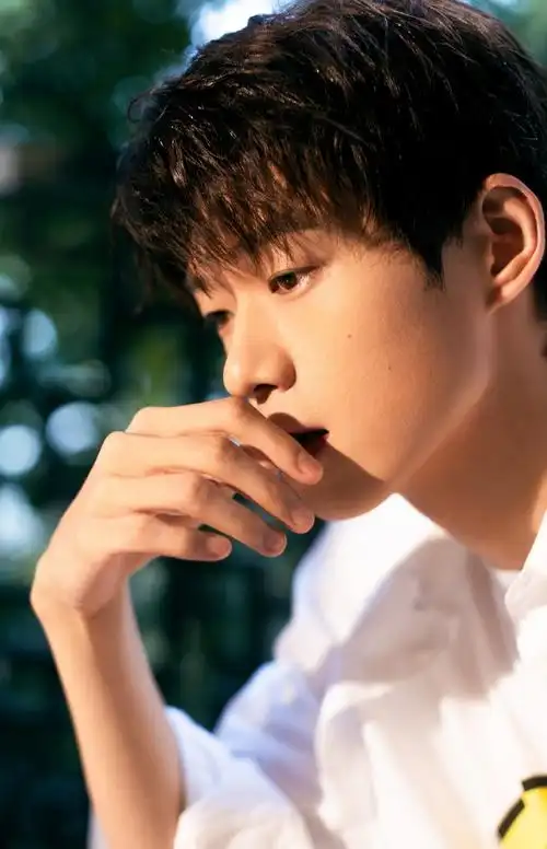 魏大勋清爽帅气写真图片