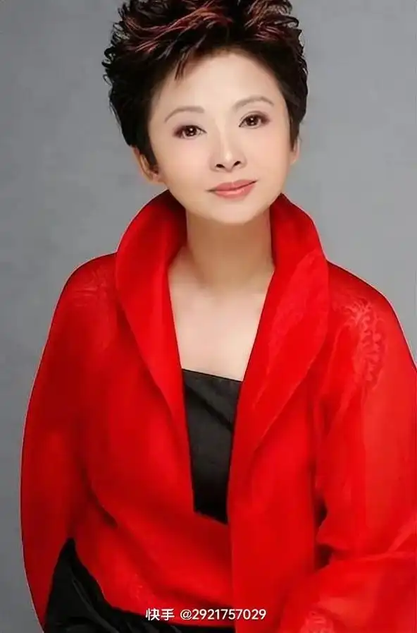 著名军旅歌手董文华从我的学生时代起, 就是我心目中最崇拜的一 - 抖