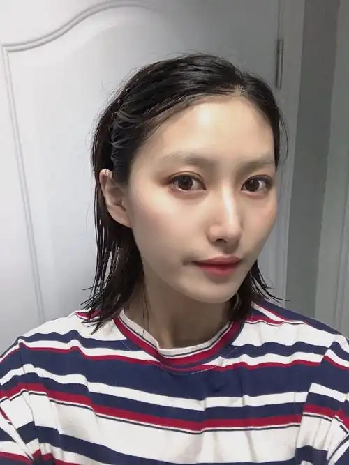 再来发组素颜自拍～皮肤真的有变好哦,这点挺满意