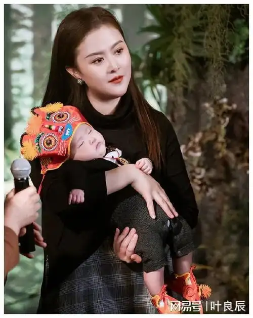 沈腾结婚8周年纪念日,王琦胖成"贾玲",幸福合影,岳母出镜!