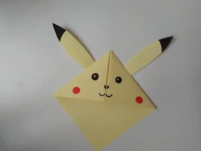 跟着老师一起来学习一下吧 首先,准备一张正方形折纸 每一张书签上写