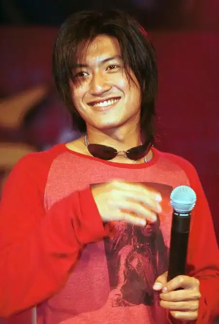 谢霆锋斥香港娱乐圈靠吃老本 言论被网友激赞:不是徒有其表_问题_时间