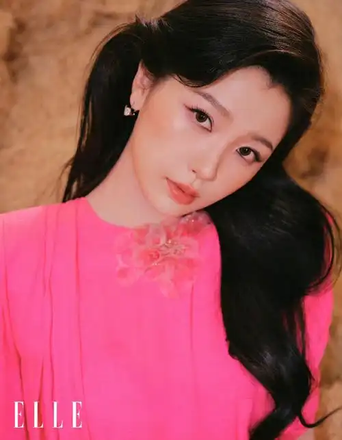 三月刊封面    初春邂逅油画少女,温柔矜贵的碎花长裙,性感妩媚的薄纱