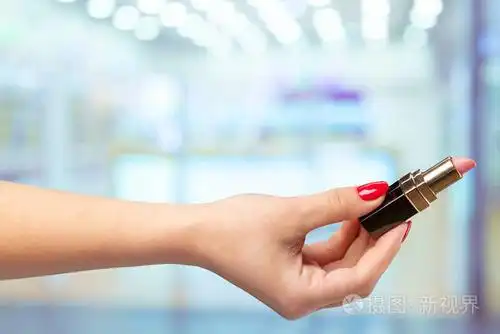 紧紧的 pu 的女人的手拿着口红