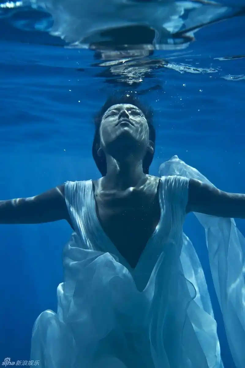 组图:吉克隽逸水下拍片 不顾眼疾敬业拍摄