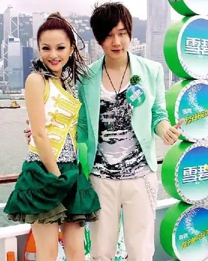 代言雪碧的女明星真的是一个比一个妩媚啊,之前张韶涵也代言雪碧呢,和