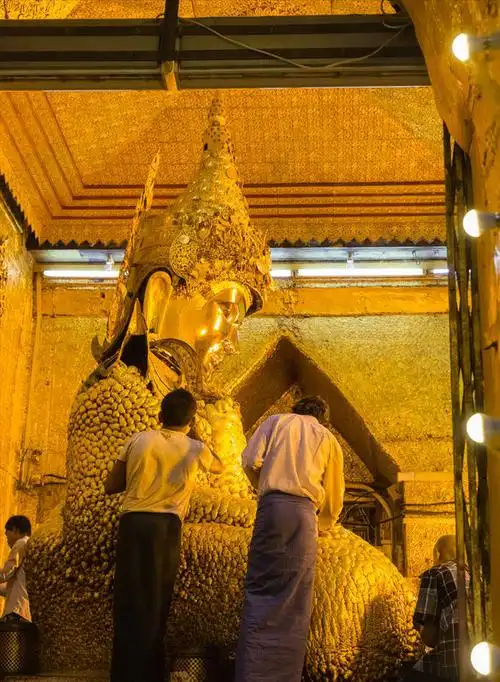 全球3大诡异佛像,1座全身"金疙瘩",1座浓妆艳抹,1座通体白色