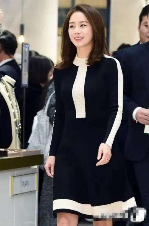 金泰熙亮相展自然美女神魅力 秀美腿优雅知性[组图]