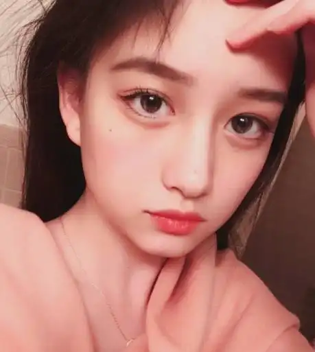 原创 17岁女孩天生"网红脸",素颜照曝光后,网友:这也太夸张了吧