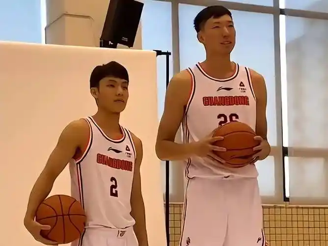 当时是周琦和徐杰一起拍摄定妆照,两人站在一起的身高差比较明显,站在