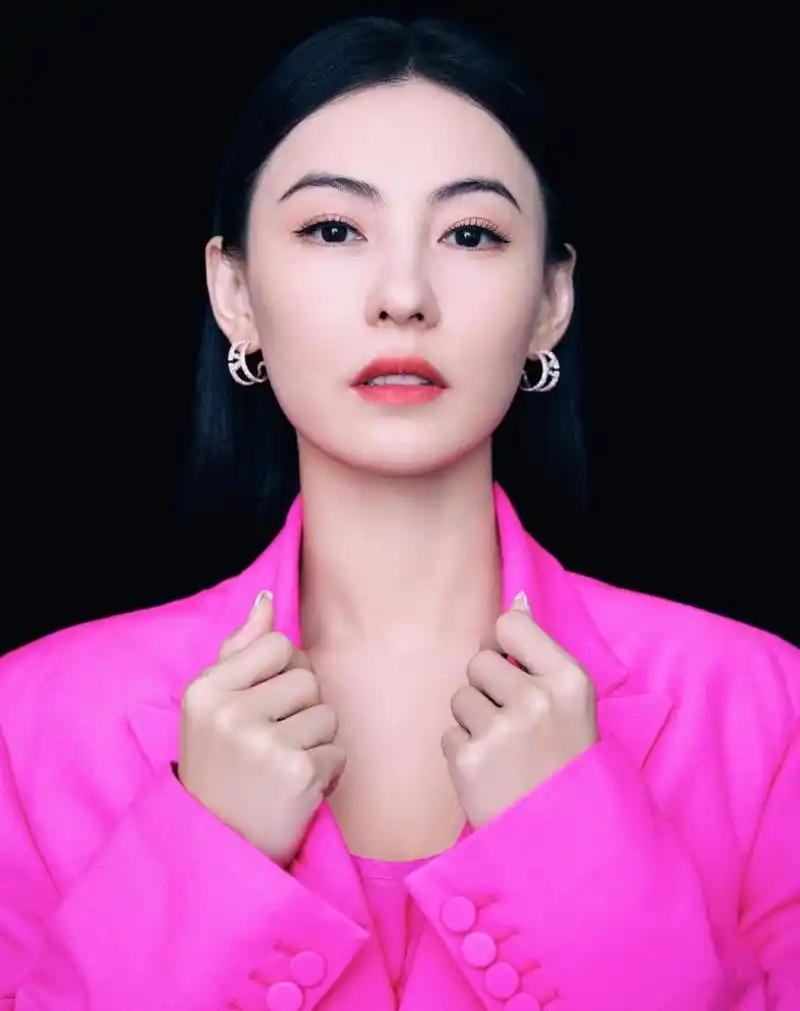 张柏芝芭比粉造型大片,乌黑长发顺直浓密,粉红色亮眼西装与整个人气质