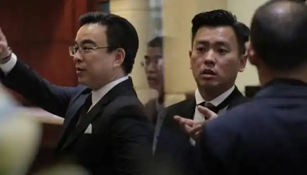 三位新义安大佬与元彪同框!龙头向展伟现身,林江满头白发好有型