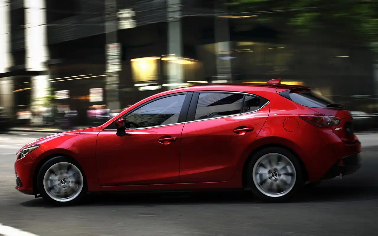 2013款马自达3两厢高清桌面壁纸