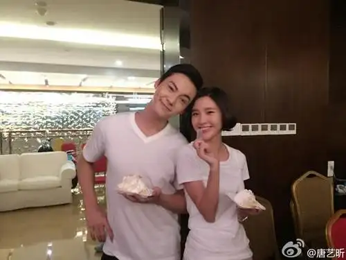 唐艺昕为陈伟霆庆生亲切称呼为"大王"