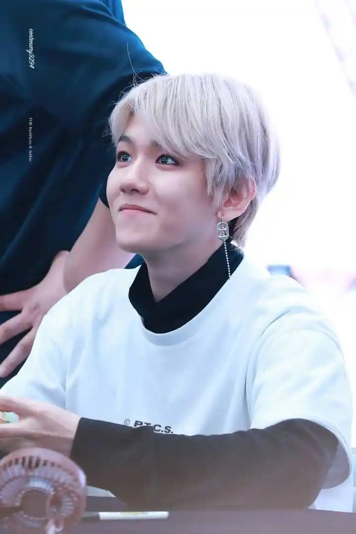 边伯贤签售会上伸舌头抿嘴卖萌,怎么能那么可爱呢