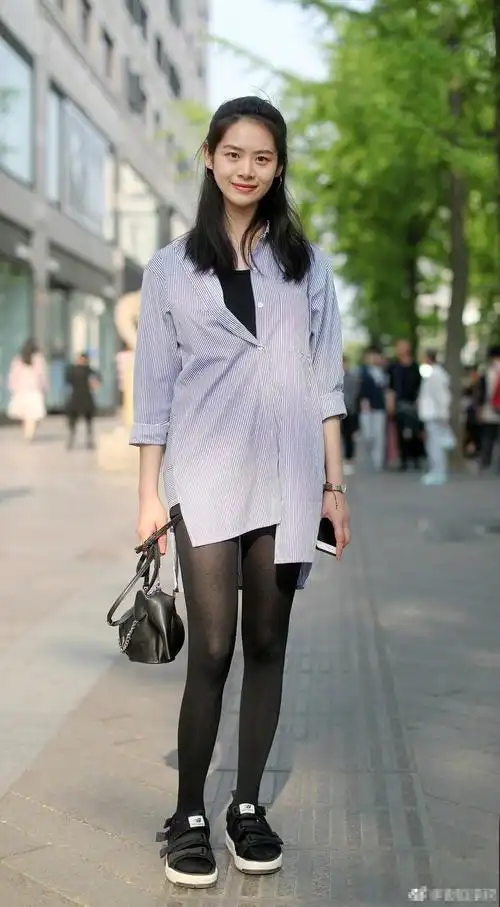 街拍:第四个少妇姿势销魂,但我更喜欢最后一位穿黑丝的少妇!