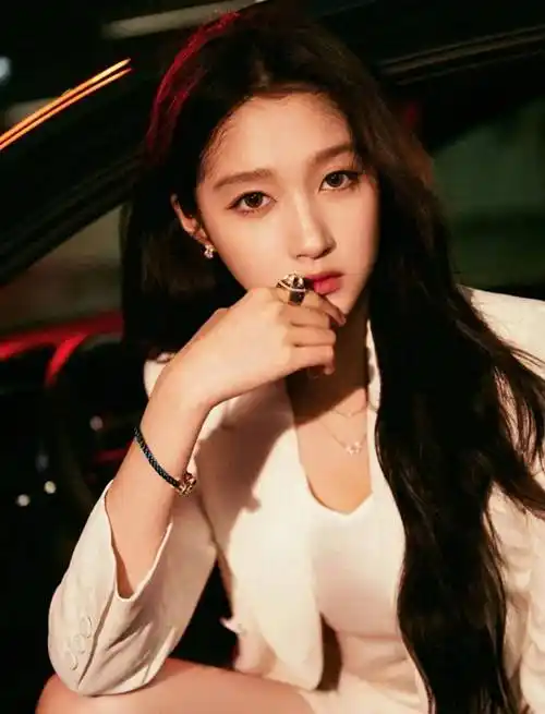 关晓彤惊艳演绎酷飒形象_时尚_照片_白色