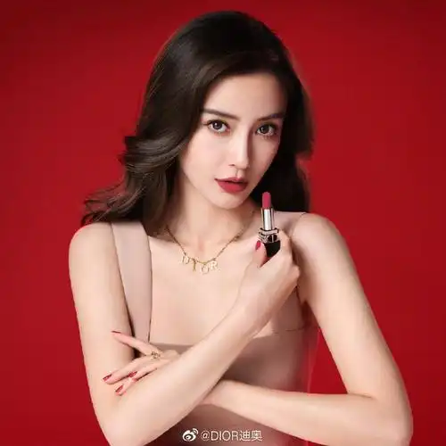 dior迪奥中国彩妆大使杨颖@angelababy精彩演绎dior迪奥烈艳蓝金唇膏