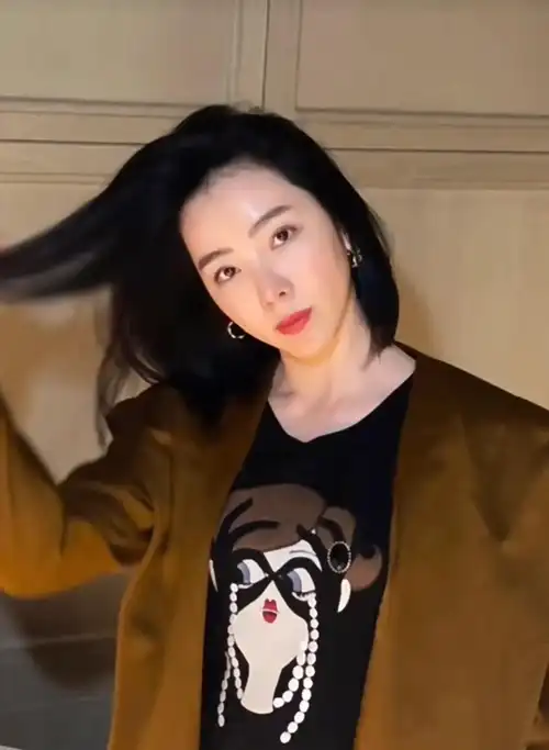 李思思告别多年长发!破央视离职传闻,37岁状态如少女_生活_网友_短发