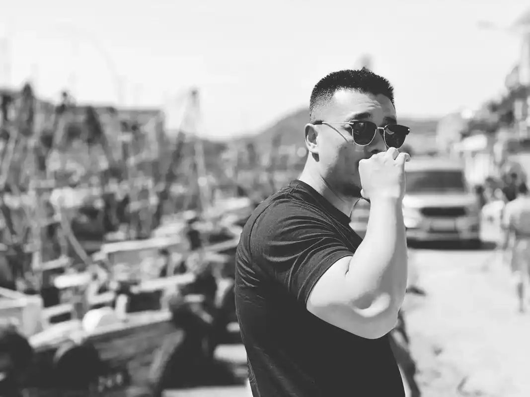 男人不用太帅像爷们就行 #沧桑大叔 #霸气出场 @dou  - 抖音