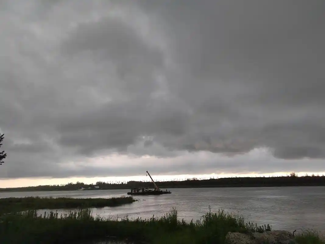 下午了,快就拍了几张下雨时的照片#乌云#乌云密布 #快下雨了 - 抖音