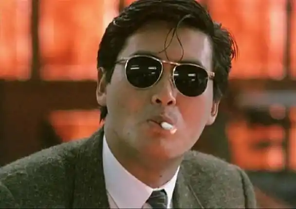 在《英雄本色》中,周润发的形象和在《上海滩》中相比有了极大的改变.