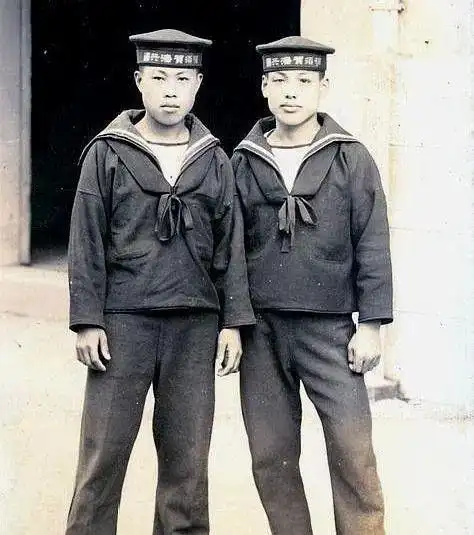 日本海军老照片小个不高但仔细看帽子上写的字让人憎恨