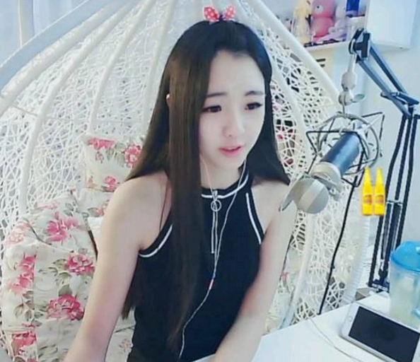 yy女主播小小呵官宣,"是时候公布了",穿上婚纱的小小呵是仙女