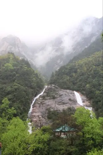 晴朗天气,水流较小,需近到瀑布脚下观赏,但见两股细流从天而下,优雅地