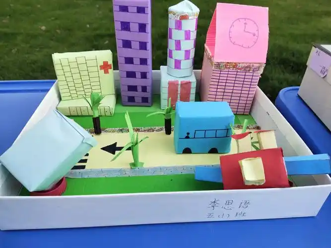 孩子们在老师的指导下,自己的努力下,制作的创意立体图形富有想象力