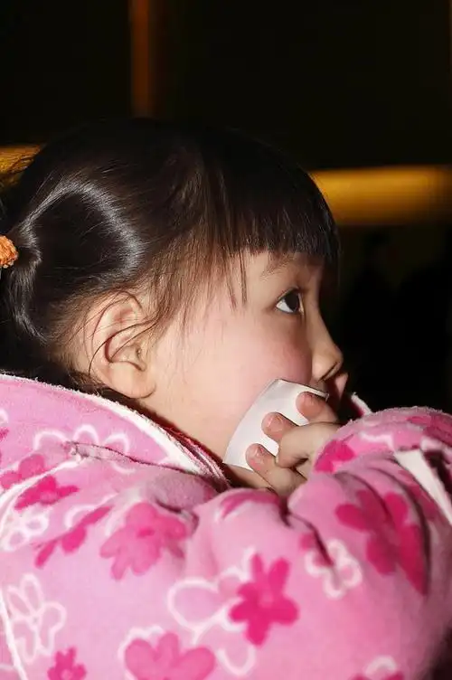 痰盂里的顽皮小女孩