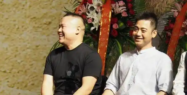 刚开始的时候岳云鹏只是一个小学毕业没有学历的服务员,他和孔云龙一