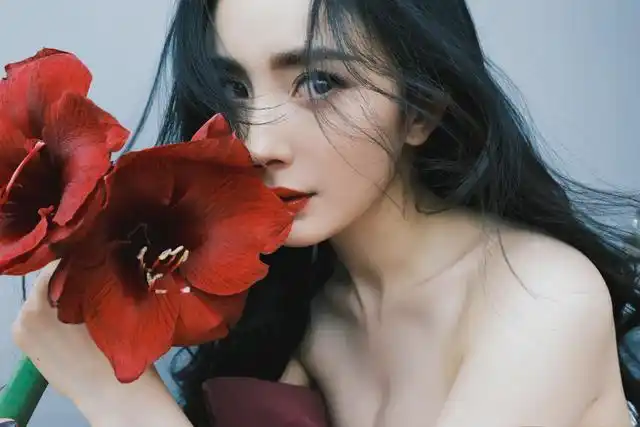 杨幂2021新年写真,黑发红裙,媚眼如丝