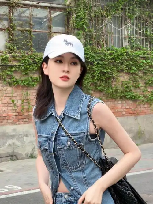 2023年5月3日,北京,演员乔欣从首都机场出发,她身穿彩色针织衫活力