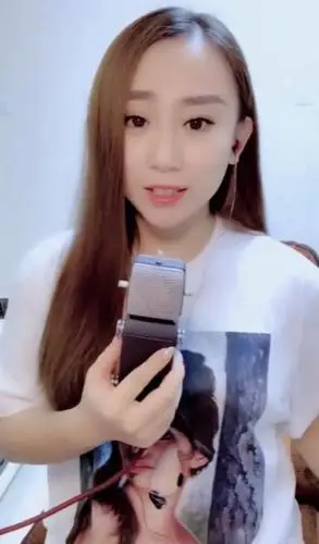 32岁丫蛋罕见现身,十年过去容貌大变,打扮时尚变化大