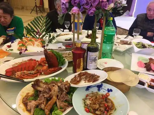 韩旭婚礼上亲属欢聚一堂.