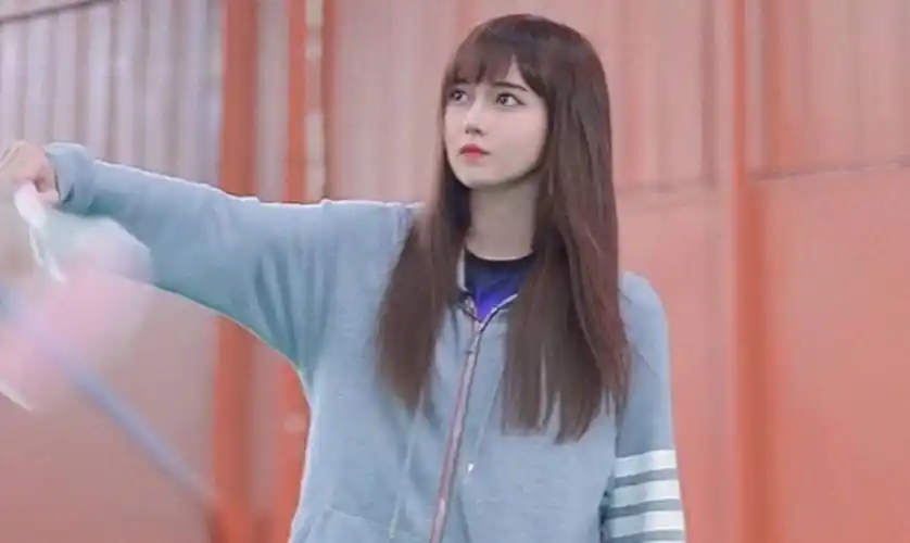 侃萌羽毛球后起之秀找大爷打球爆火网络一秒扣杀脚不离地