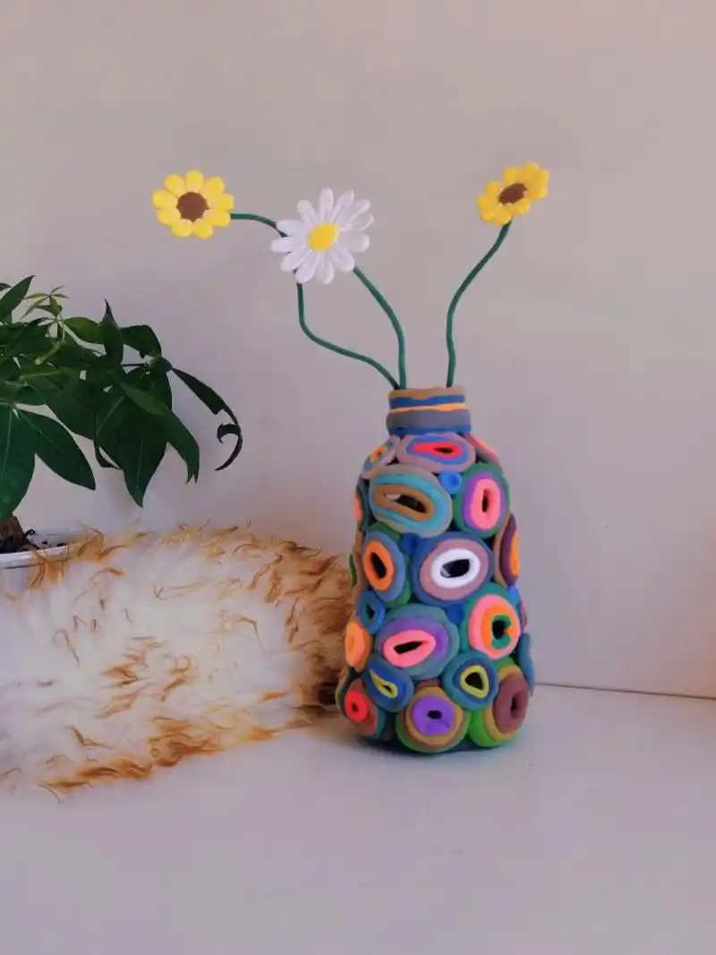 粘土手工|改造花瓶 家里喝完的饮料瓶 用粘土搓点圈圈 随意的粘在瓶子