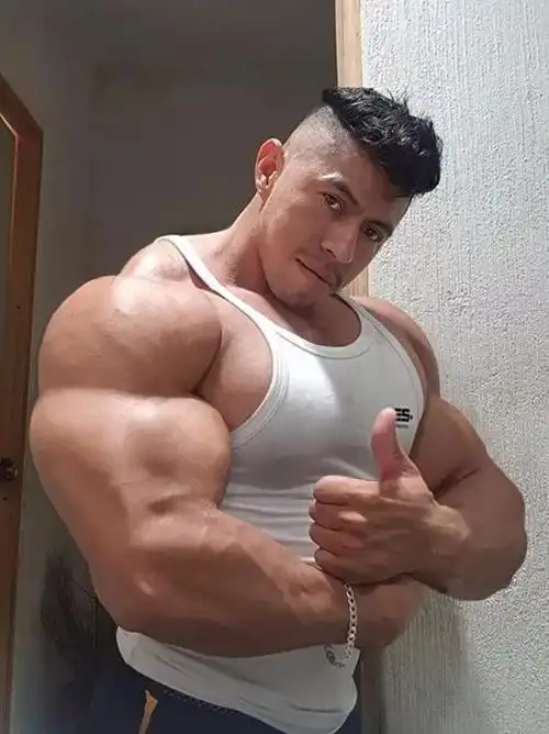 这些猛男重新定义了肱二头肌