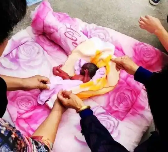 早产女婴被遗弃平江小编拜托您一件事