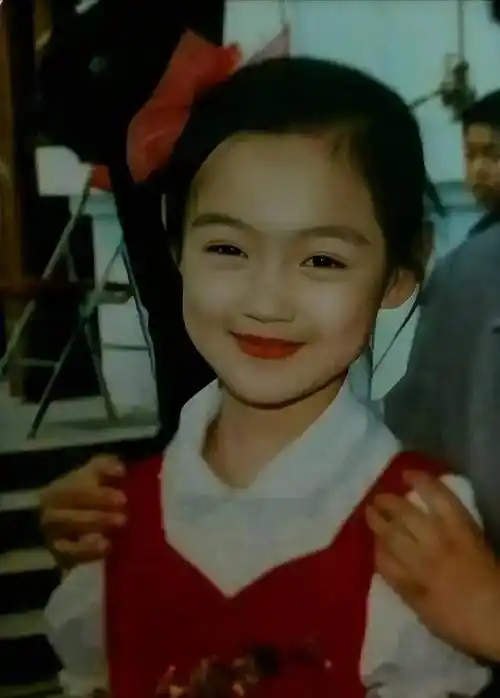 当街亲吻,让薛佳凝"底裤被扒光",颠覆了粉丝对她"固有认知"