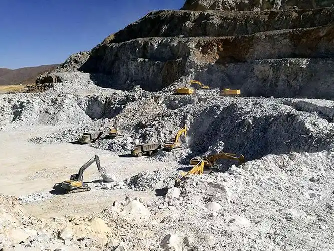 砂石料矿开采现场