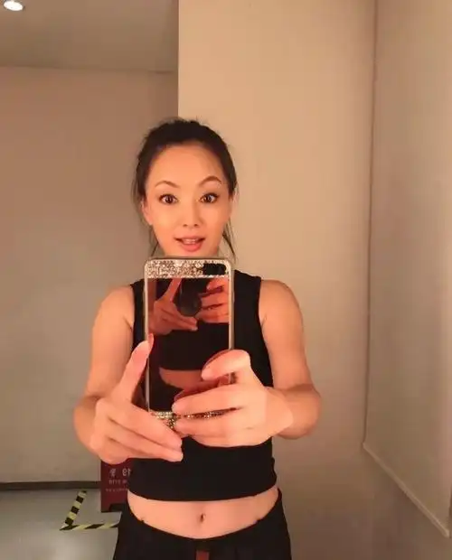 她是插翅难逃中的贼王之妻,今53岁郭金凤气质犹存,豪哥却成这般_网易