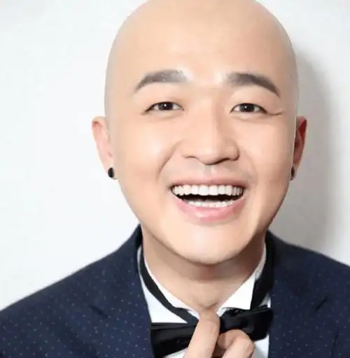 看完之后真的是爱了,那个时候包贝尔还是有头发的,脸蛋圆圆的,很憨实