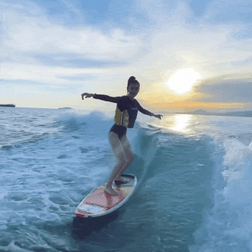 baby冲浪视频和吴千语对比太扎心了吴千语的腿起码是她两倍长