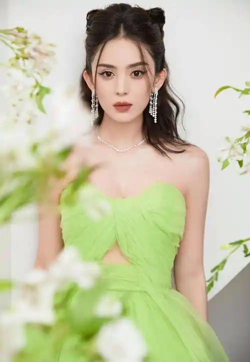 古力娜扎紫色时尚连身礼裙的薰馨梦境,美目流转,裙摆轻飘