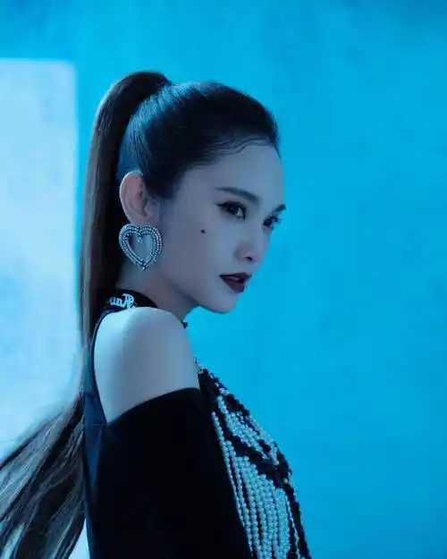 杨丞琳《沸腾校园》高马尾造型舞台写真 戴桃心钻坠冷艳绝美_马尾